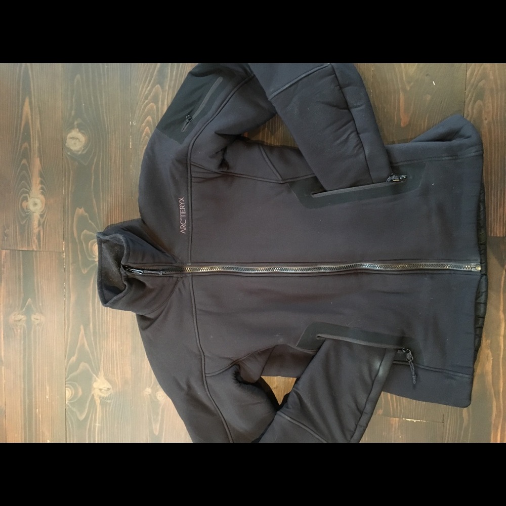 Arx’teryx insulated water repellent jacket. Fitted with pockets and 1 inside.